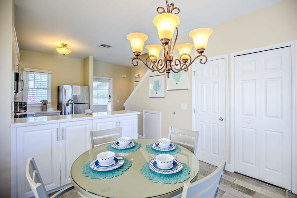 Open concept dinning and kitchen