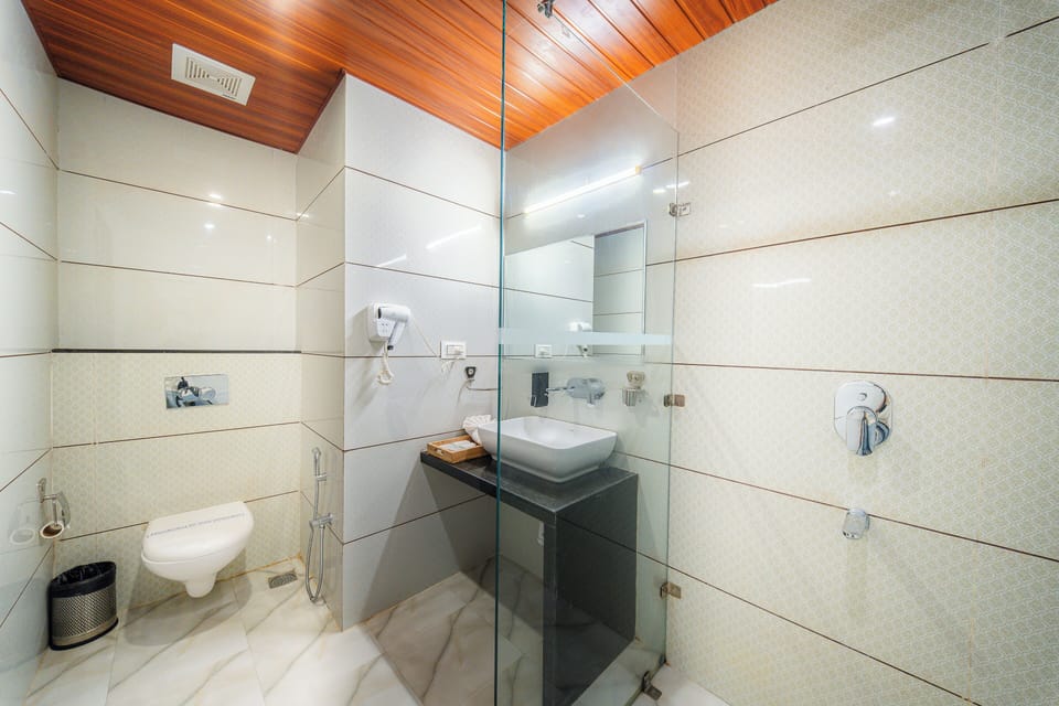 Deluxe Double Room | Bathroom | Combined shower/tub, rainfall showerhead, free toiletries, slippers