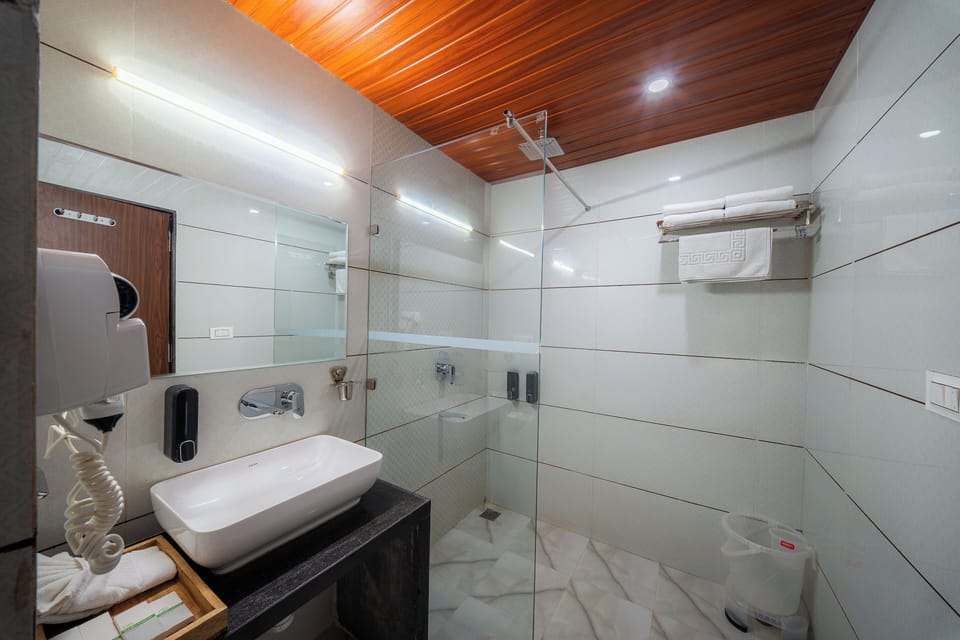 Deluxe Double Room | Bathroom | Combined shower/tub, rainfall showerhead, free toiletries, slippers