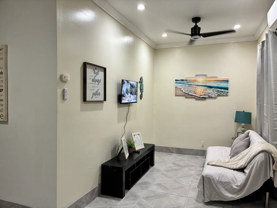 Living room w/futon