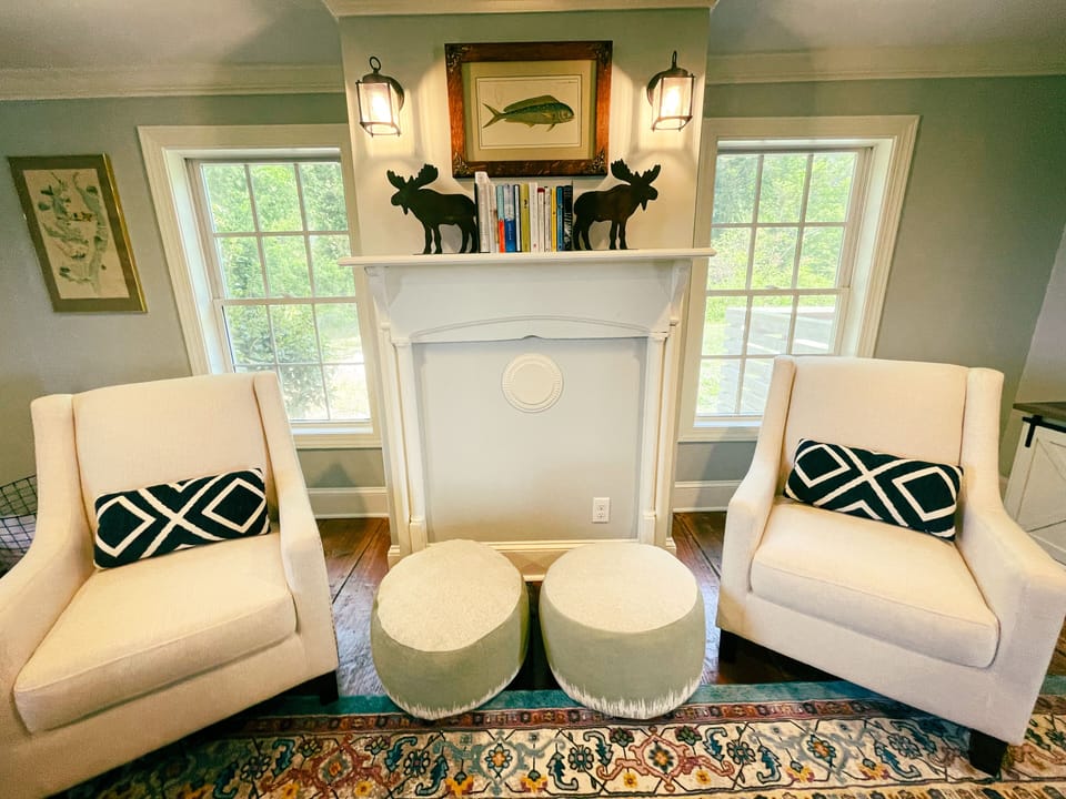 A living room that invites family/friend gatherings and lively conversation. 