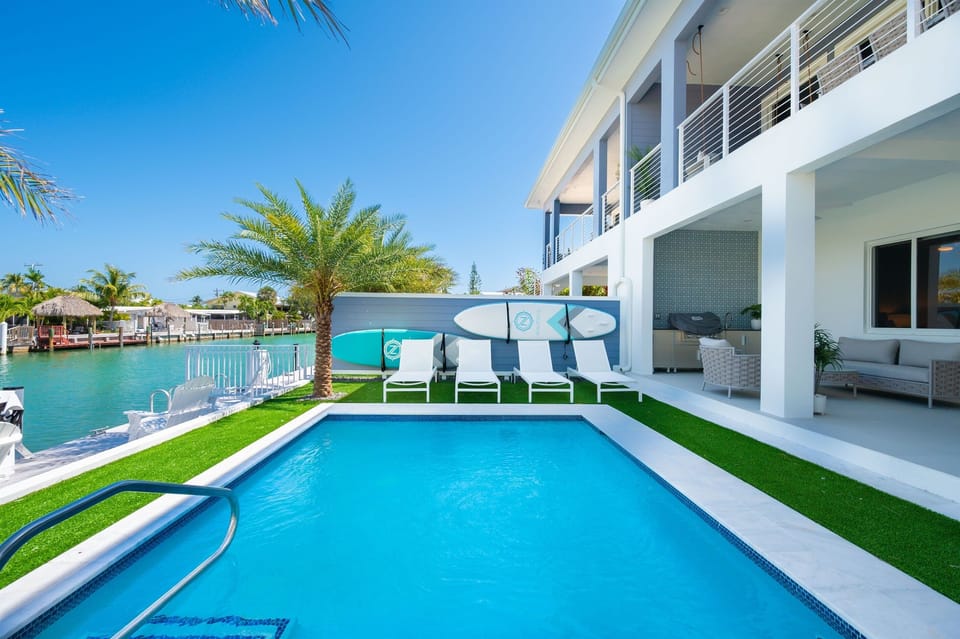 Option of heating or chilling pool upon request (additional fee applies)