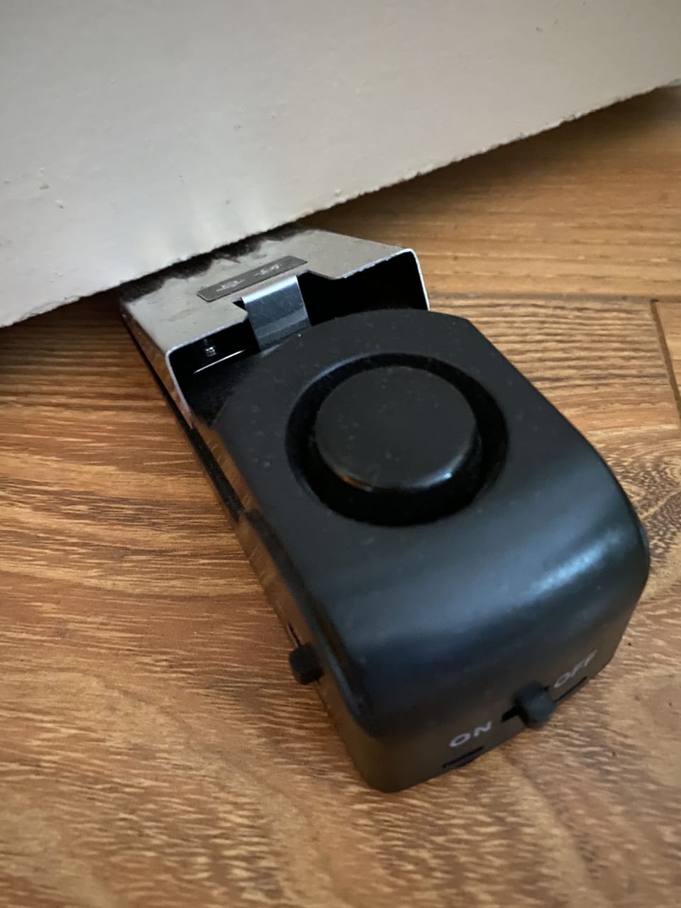Electronic door security 電子控制安全門鎖