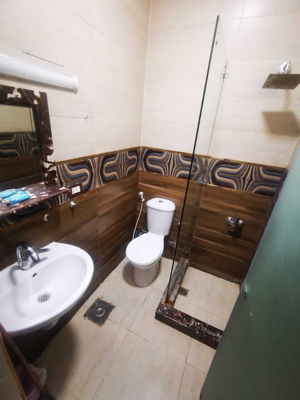 Family Suite | Bathroom | Combined shower/tub, free toiletries, hair dryer, towels