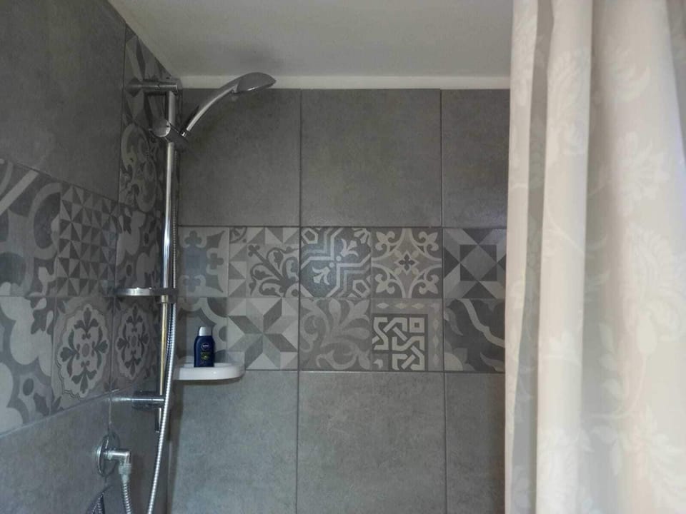 Room, 1 Bedroom | Bathroom shower