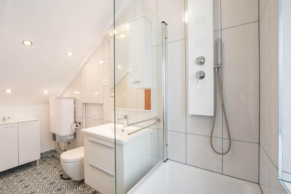 Room, 1 Bedroom, City View | Bathroom