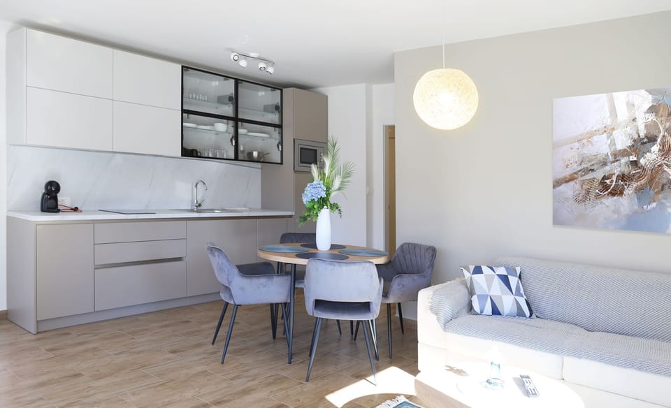 Apartment, 1 Bedroom, Balcony, Garden View | Dining