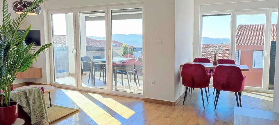 Apartment, 1 Bedroom, Balcony, Garden View | Dining