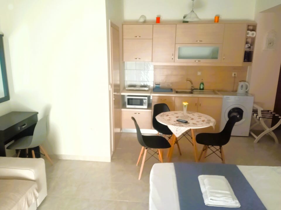 Double or Twin Room | Private kitchen | Microwave, stovetop, toaster, cookware/dishes/utensils