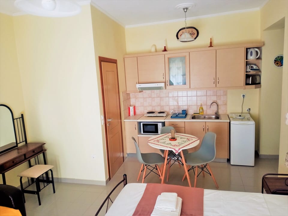 Double or Twin Room | Private kitchen | Microwave, stovetop, toaster, cookware/dishes/utensils