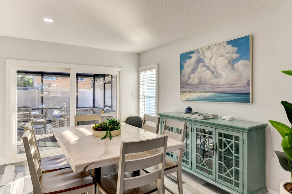 Dining for 6! Highe End Artwork!