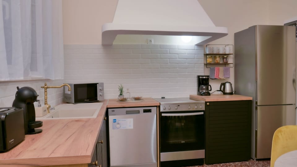 Comfort Townhome, 3 Bedrooms, Patio, Oceanfront | Private kitchen | Full-size fridge, microwave, oven, stovetop