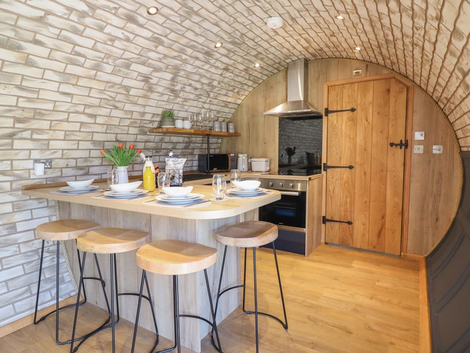 Cottage | Private kitchen | Fridge, electric kettle, toaster, cookware/dishes/utensils