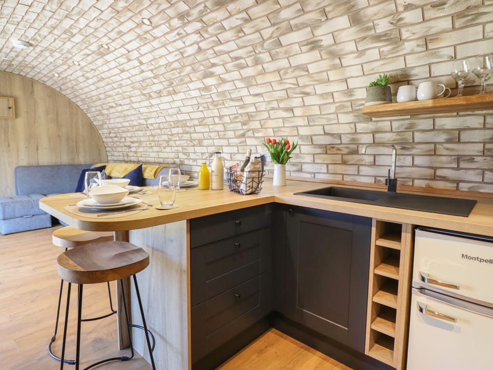 Cottage | Private kitchen | Fridge, microwave, electric kettle, toaster
