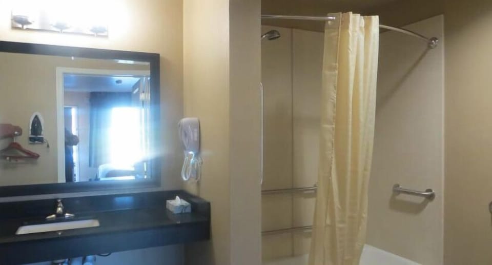 Combined shower/tub, hair dryer, towels