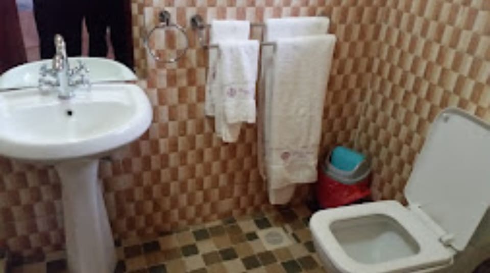 Shower, rainfall showerhead, free toiletries, towels