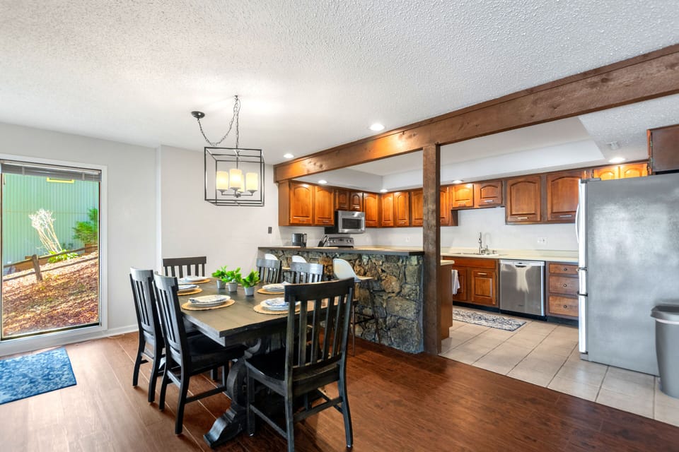 Kitchen & dining area 