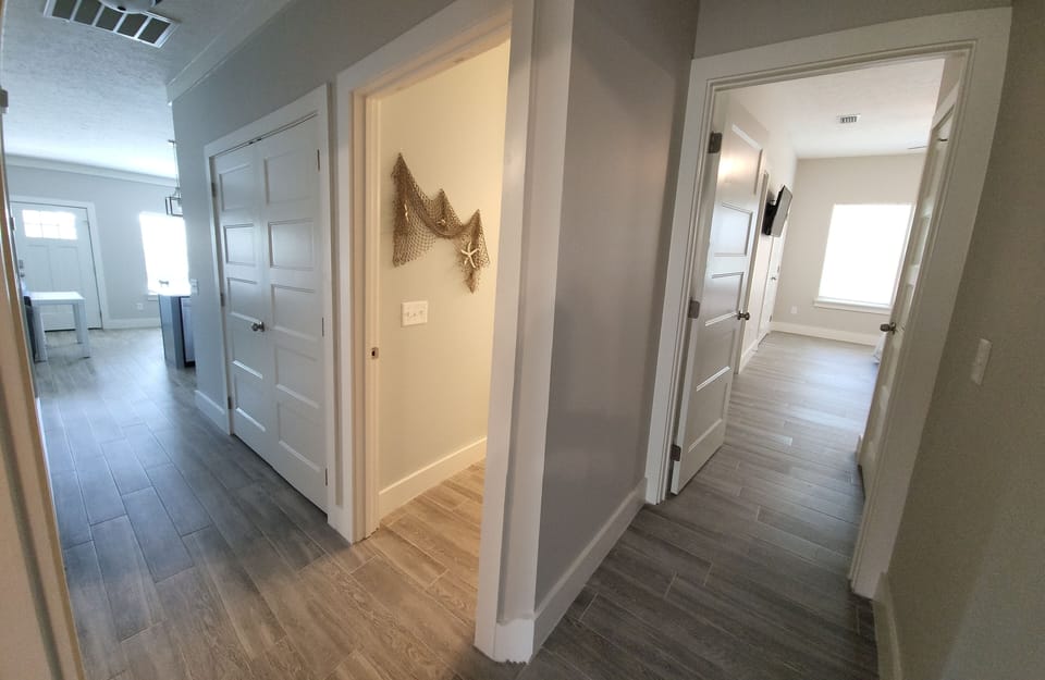 Hallway view looking towards the master bedroom and hallway full bath.