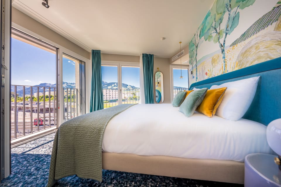Junior Suite | Minibar, in-room safe, blackout drapes, soundproofing