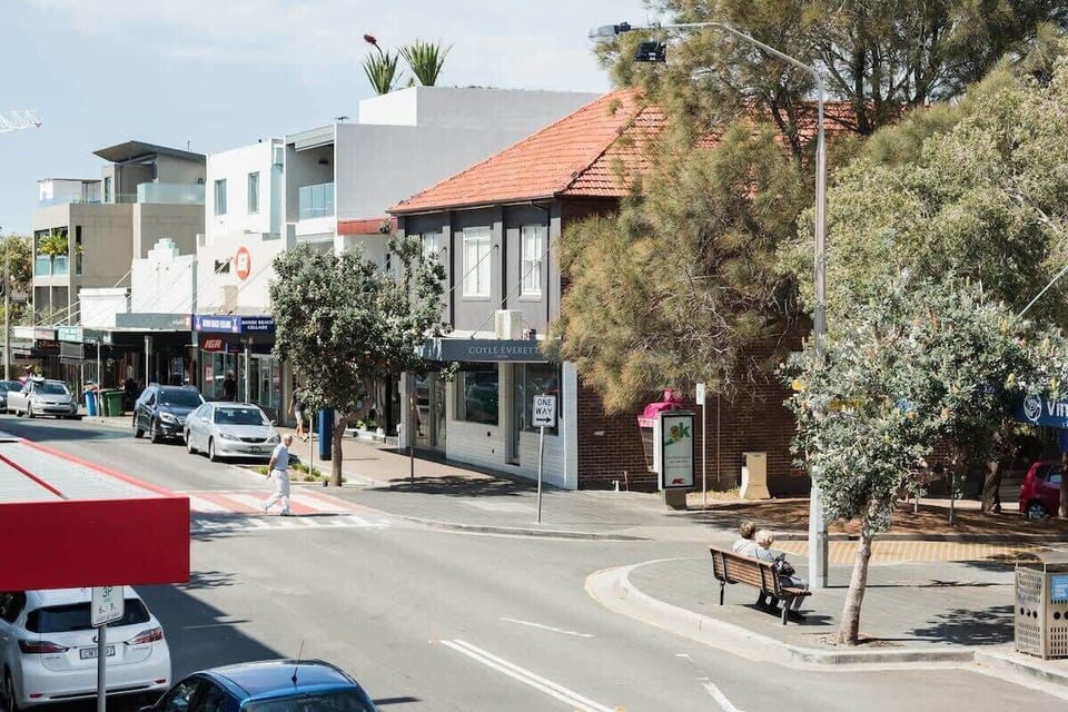 In the heart of Hall St cafes and amenities