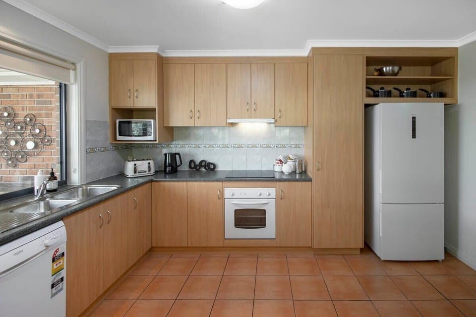 Kitchen complete with dishwasher