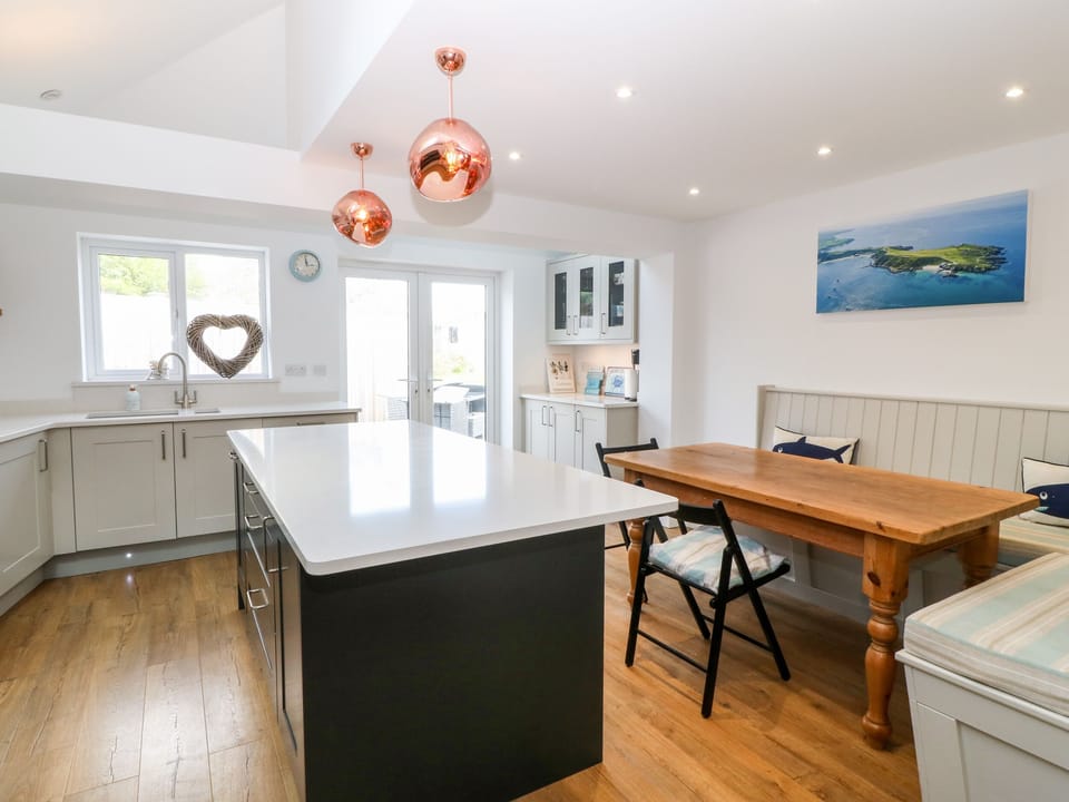 Cottage | Private kitchen | Fridge, dishwasher, electric kettle, toaster