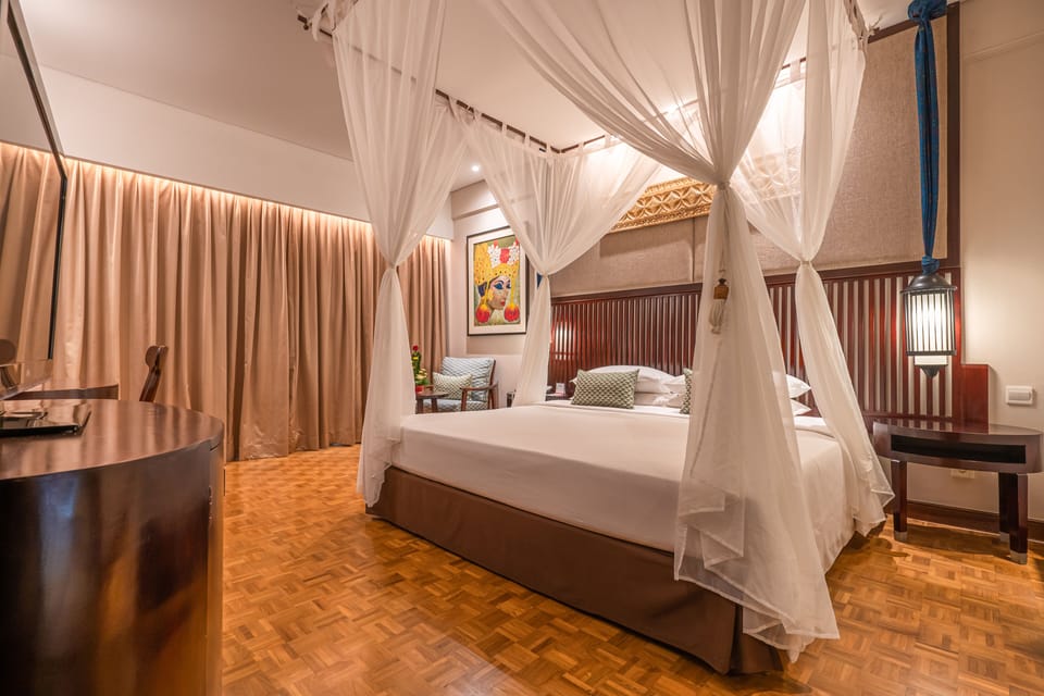 Romantic Room | Minibar, in-room safe, desk, laptop workspace