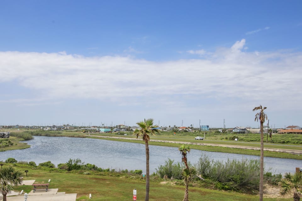 Condo (2 Bedrooms) | Property amenity