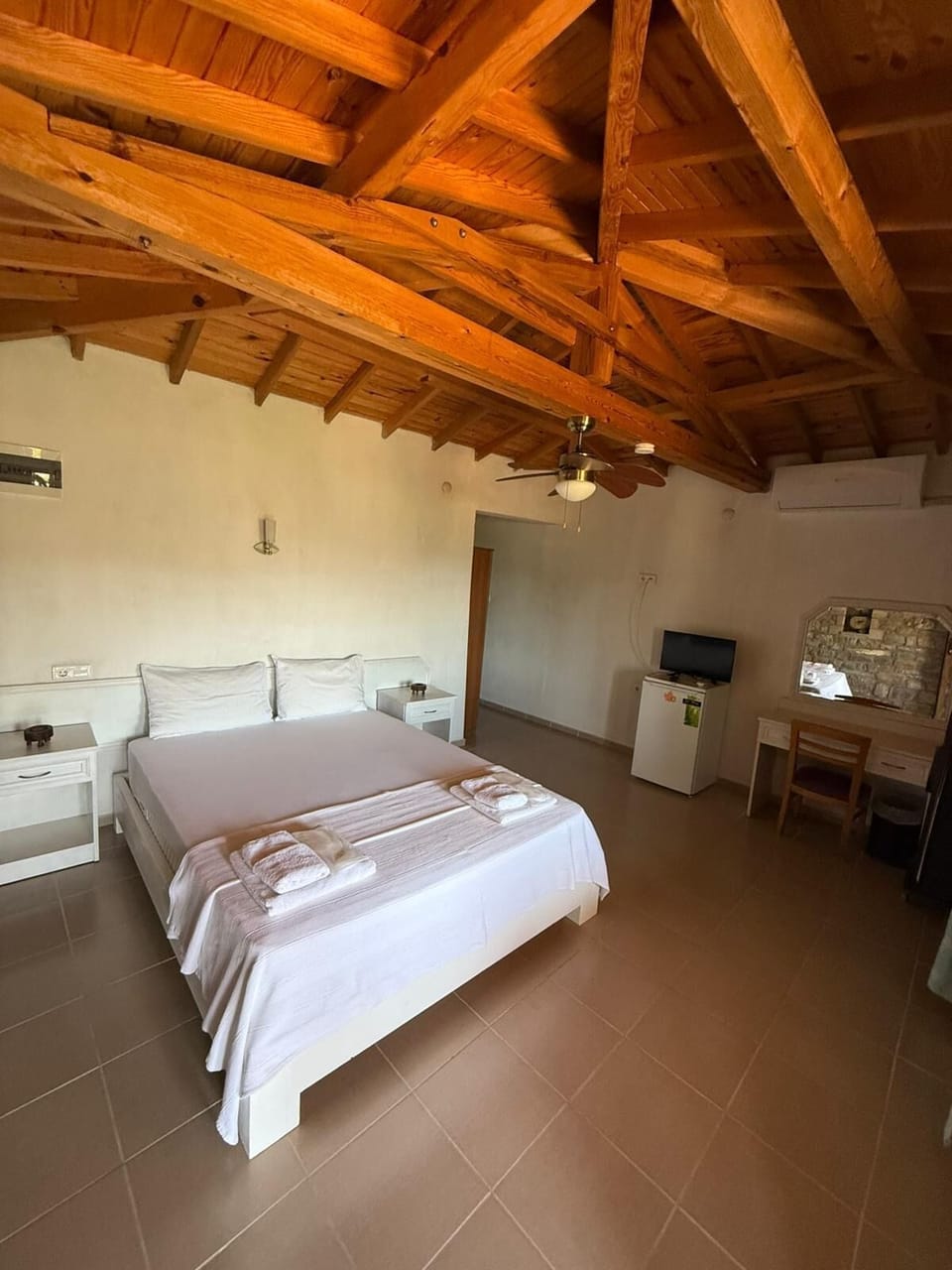 Standard Room | Desk, WiFi (free), bed sheets