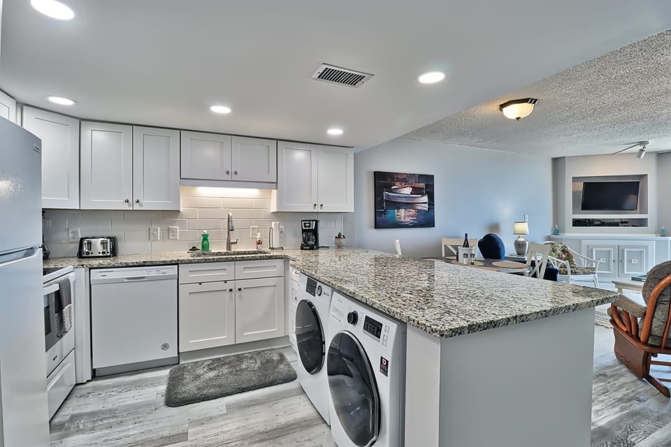 Kitchen w/Washer Dryer