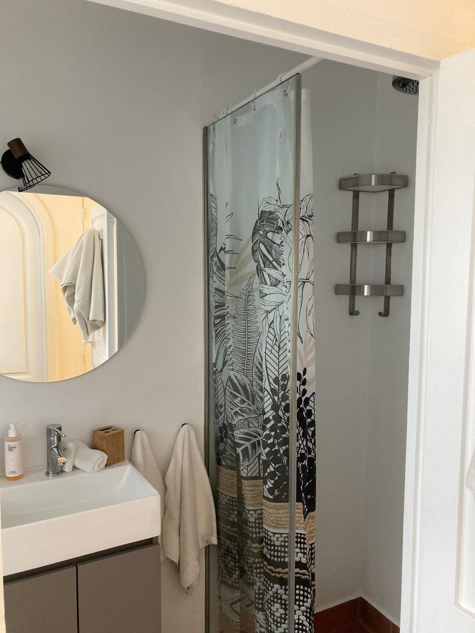 Economy Double Room | Bathroom | Shower, hair dryer, towels
