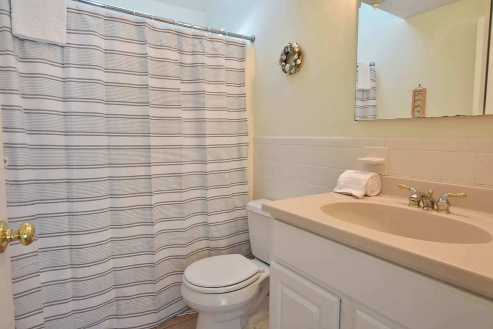 1st Floor Full Bathroom w/ Shower/Tub combo