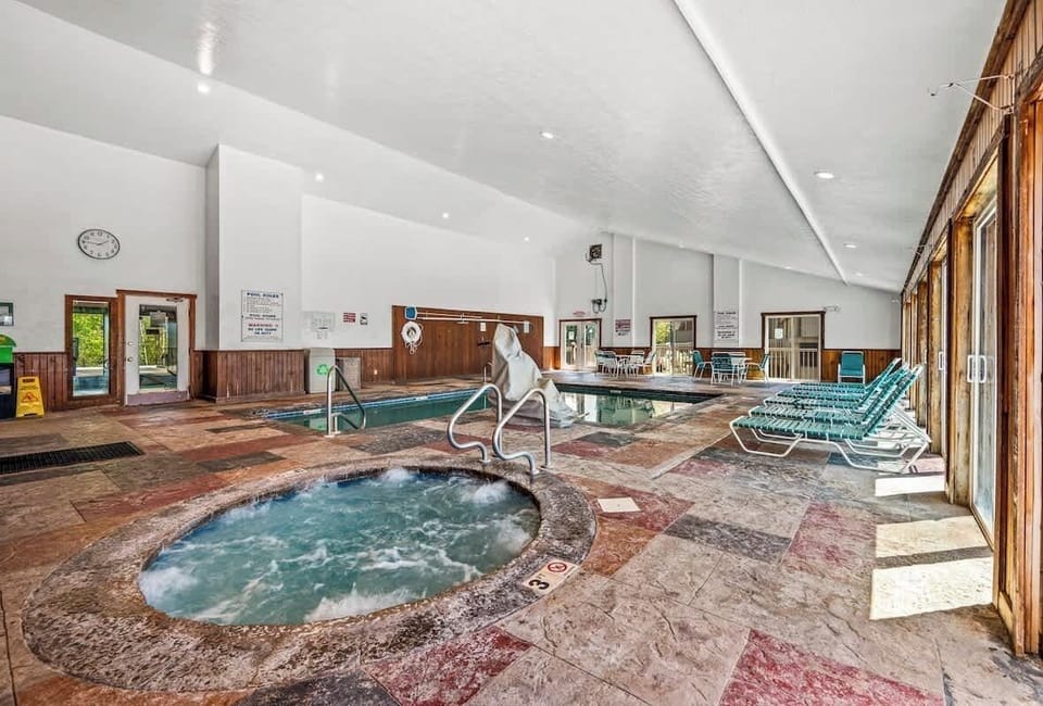 Resort Pool & Hot Tub