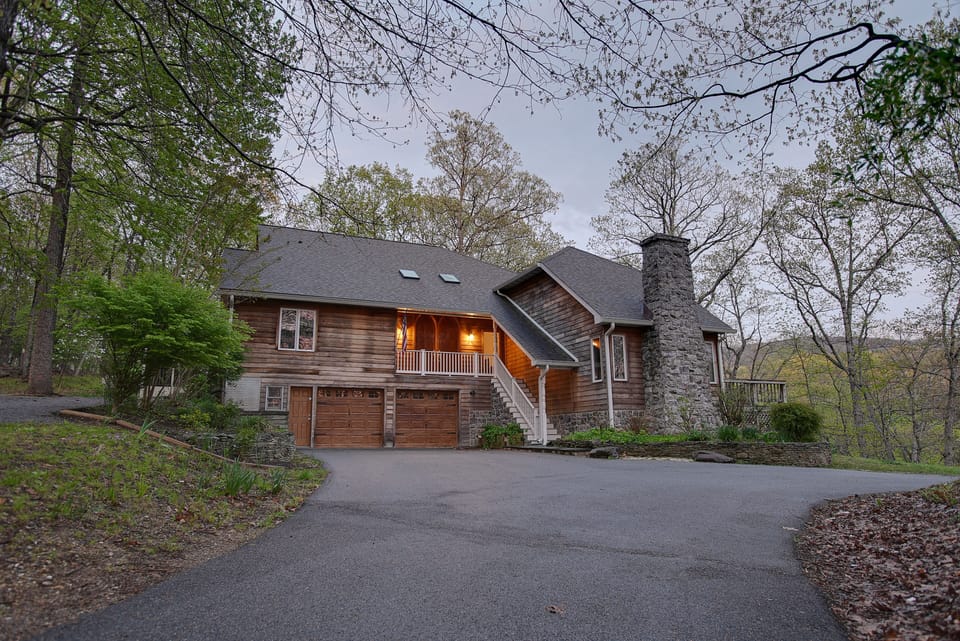 Welcome to Happy Harbor- A spacious getaway in paradise!