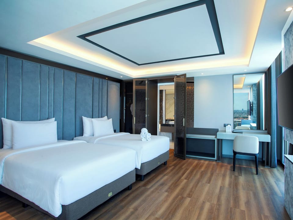 Penthouse | Premium bedding, in-room safe, desk, laptop workspace