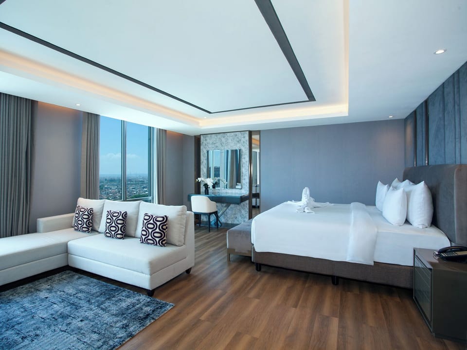 Penthouse | Premium bedding, in-room safe, desk, laptop workspace