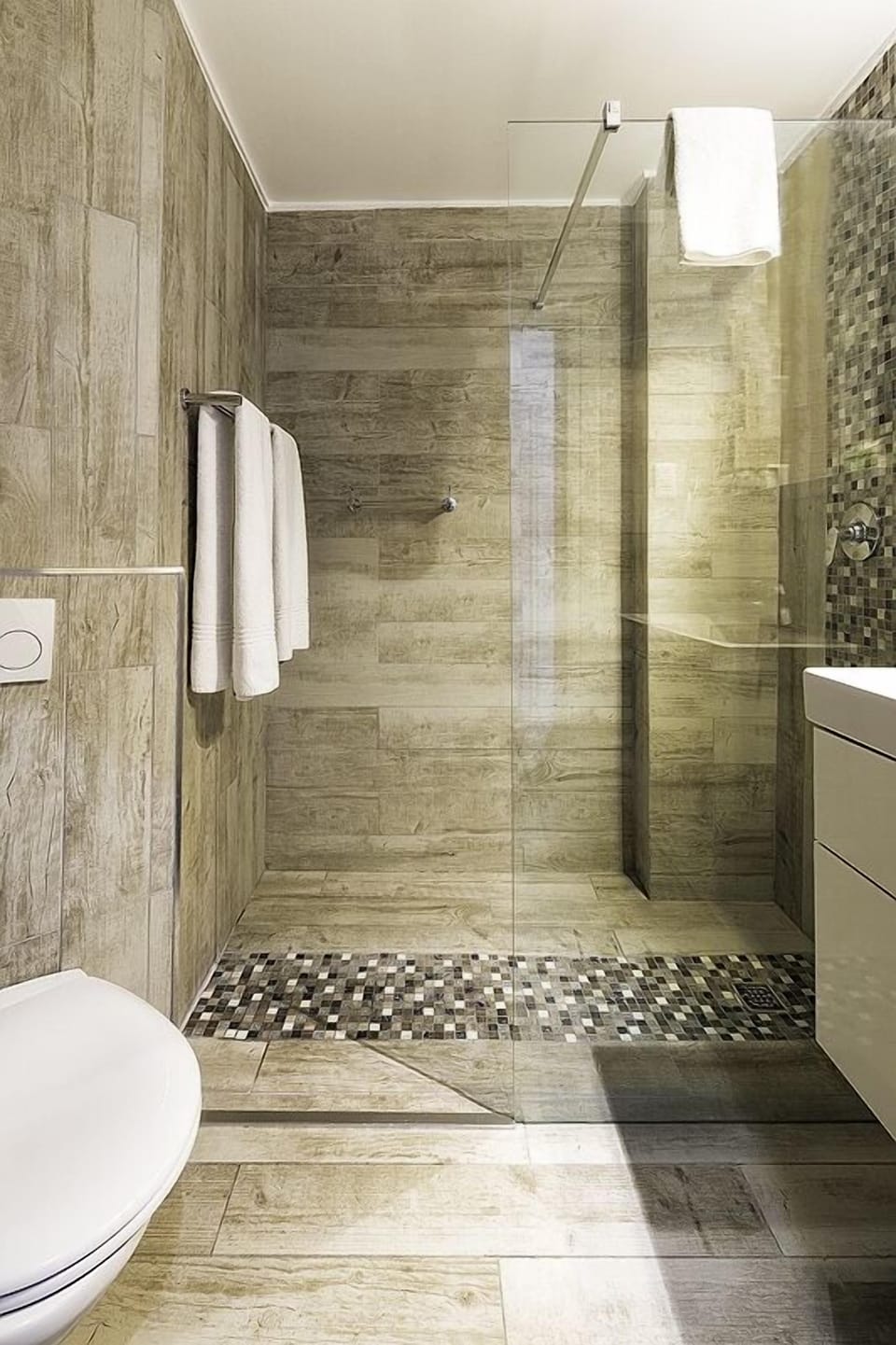 Suite, 1 King Bed with Sofa bed | Bathroom | Combined shower/tub, designer toiletries, hair dryer, towels