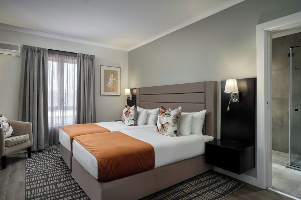 Deluxe Room, 2 Twin Beds | Egyptian cotton sheets, premium bedding, Select Comfort beds, minibar