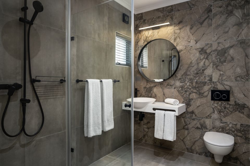 Combined shower/tub, designer toiletries, hair dryer, towels
