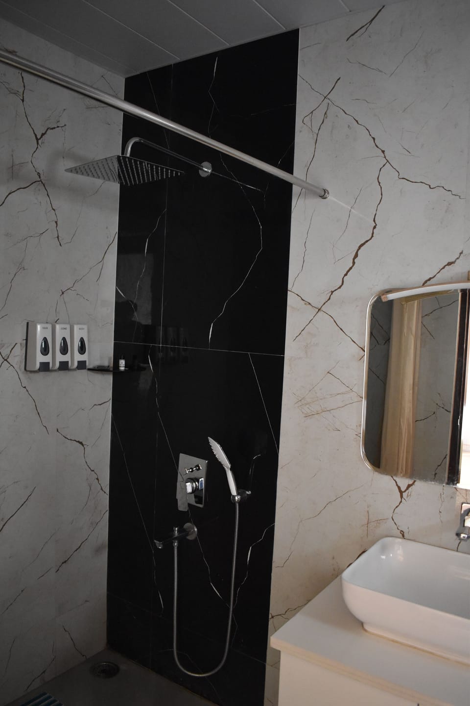 Superior Room, 1 Bedroom, Non Smoking, Mountain View | Bathroom | Shower, hydromassage showerhead, free toiletries, hair dryer