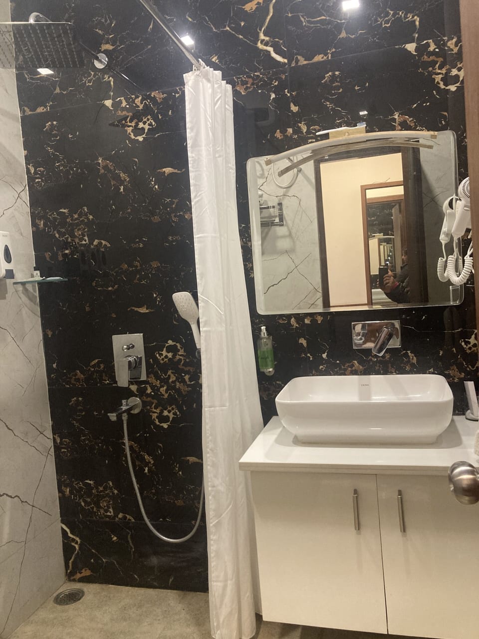 Shower, hydromassage showerhead, free toiletries, hair dryer