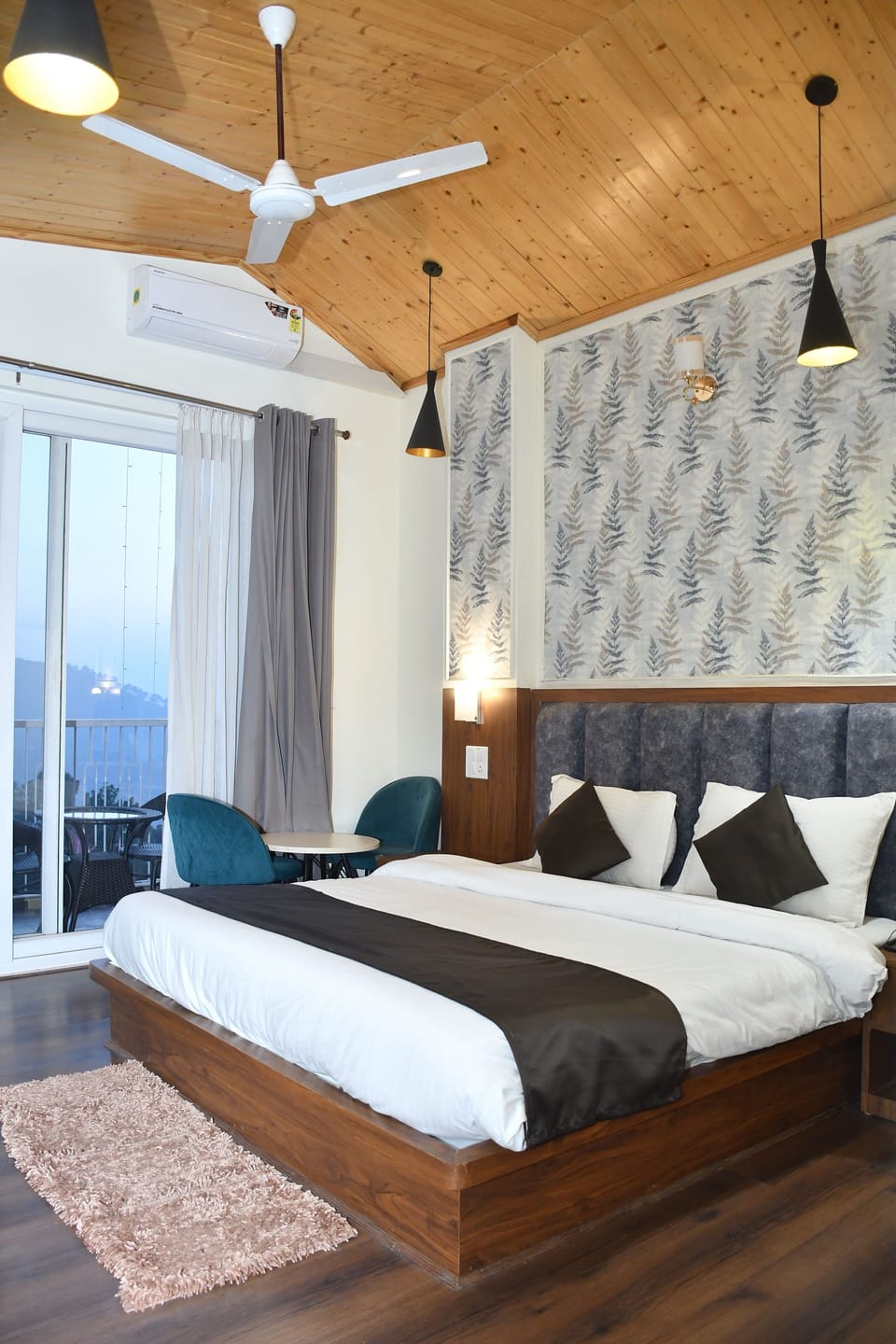 Laptop workspace, iron/ironing board, free WiFi, bed sheets