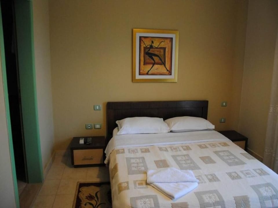Premium bedding, minibar, iron/ironing board, WiFi (free)