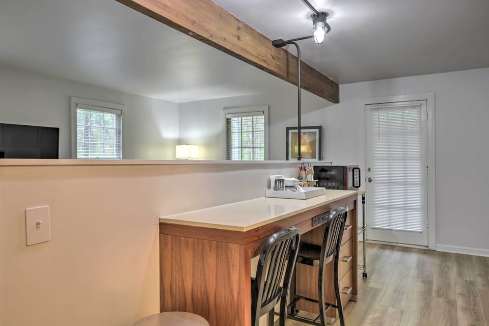 Kitchenette | Breakfast Bar W/Seating | Laptop Workspace