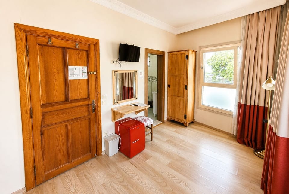 Comfort Double Room | Minibar, WiFi (free), bed sheets