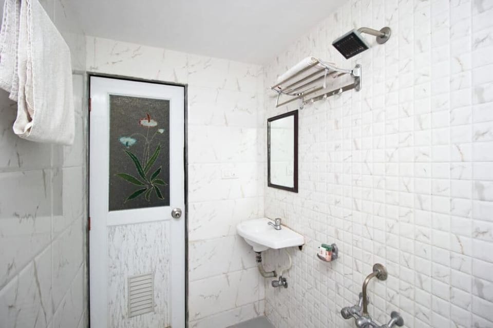 Deluxe Room | Bathroom | Shower, rainfall showerhead, towels