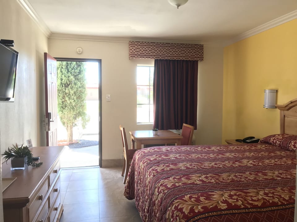 Standard Room, 1 King Bed | Desk, free WiFi, bed sheets, wheelchair access