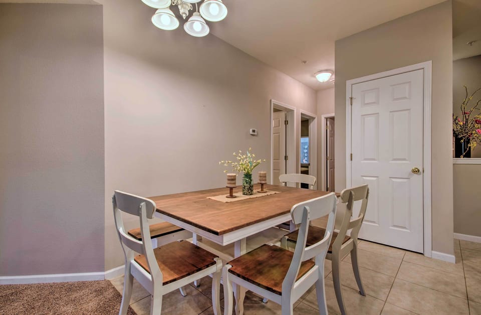 Dining Area | 6-Person Dining Table