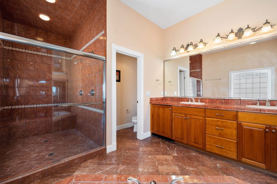 Third Level King En Suite Bathroom