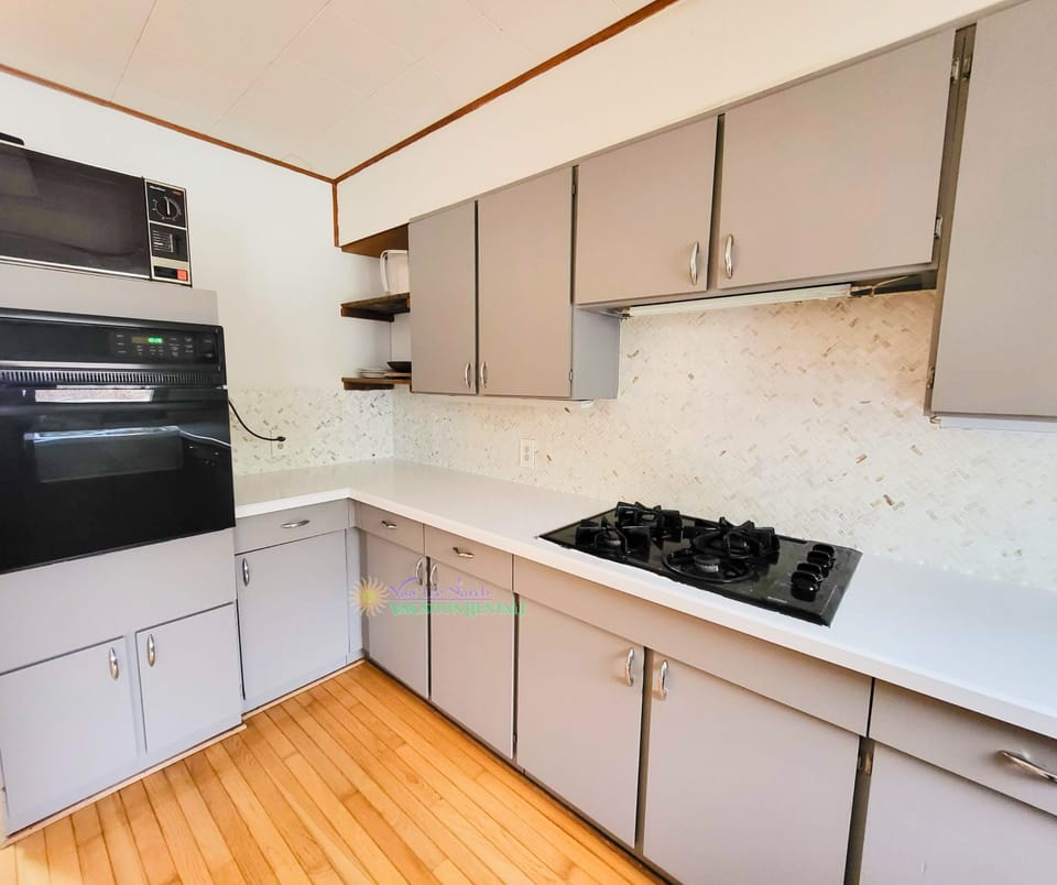 Kitchen - Fully equipped, cooking basics, dishware & flatware, microwave, toaster, drip coffee maker, trash bags, paper towels